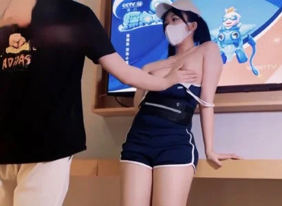 Nhân viên xinh đẹp bán TV được khách hàng may mắn