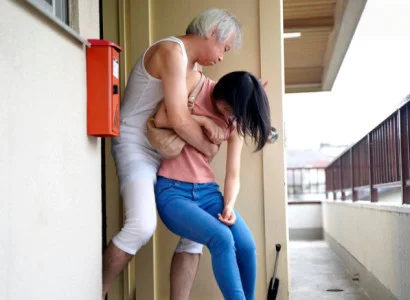 Nàng dâu mới bị bố chồng già xâm hại
