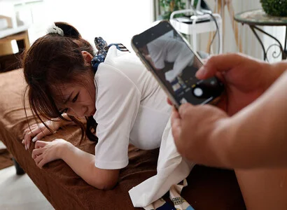 Đang triệt lông đè cô ấy ra mà quan hệ