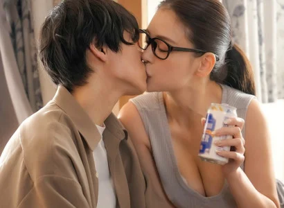 Anh chàng đau khổ vì bị cắm sừng được chị hàng xóm an ủi và động viên