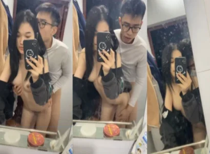 Cặp bạn sinh viên đang quan hệ với nhau trước gương