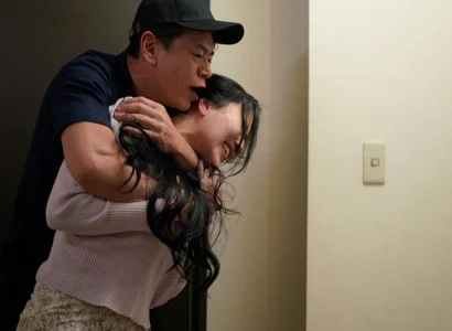 Nữ ca sĩ bị fan cuồng tấn công tình dục vì sự ngon lành của cơ thể