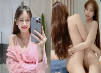 Cặp đôi bạn thân là Lâm Thái Vy và bạn của cô ấy móc bím trên sóng livestream
