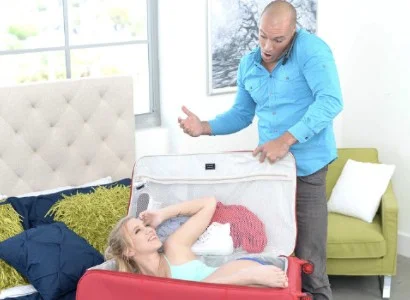 Vali chứa quà là trung tâm của câu chuyện