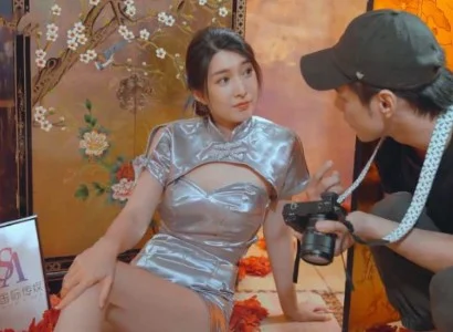Anh thợ chụp ảnh phang cô người mẫu xinh đẹp trong studio